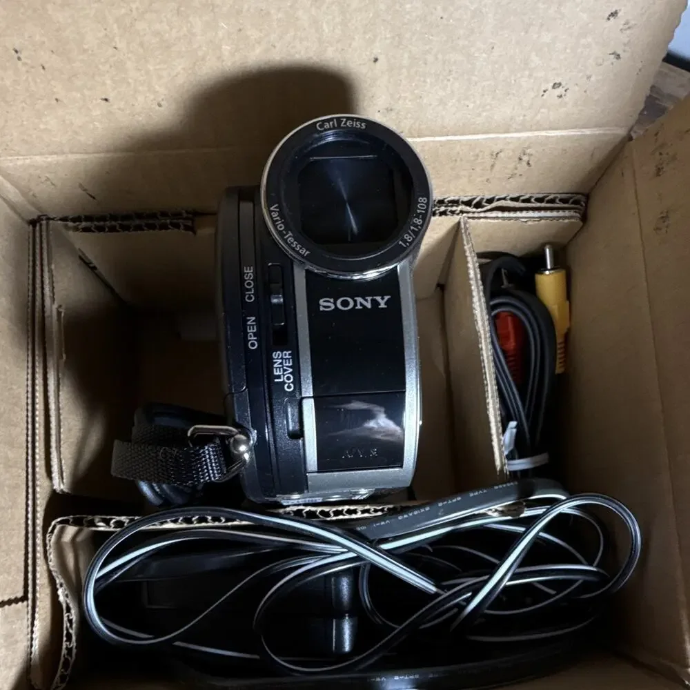 Sony Handycam DCR-DVD650 SD Camcorder 60x DVD/Memory Stick Touch LCD - UNTESTED